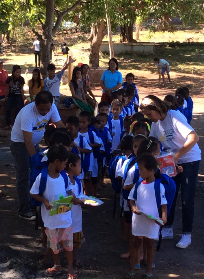 Kath Arcenas makes sure that school supplies are inside the bag. @ Taisan Elementary School